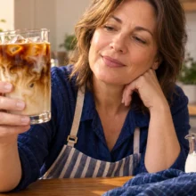 Un latte glacé vous ballonne ? Pourquoi le lait, le café et la dose de caféine posent trois questions différentes