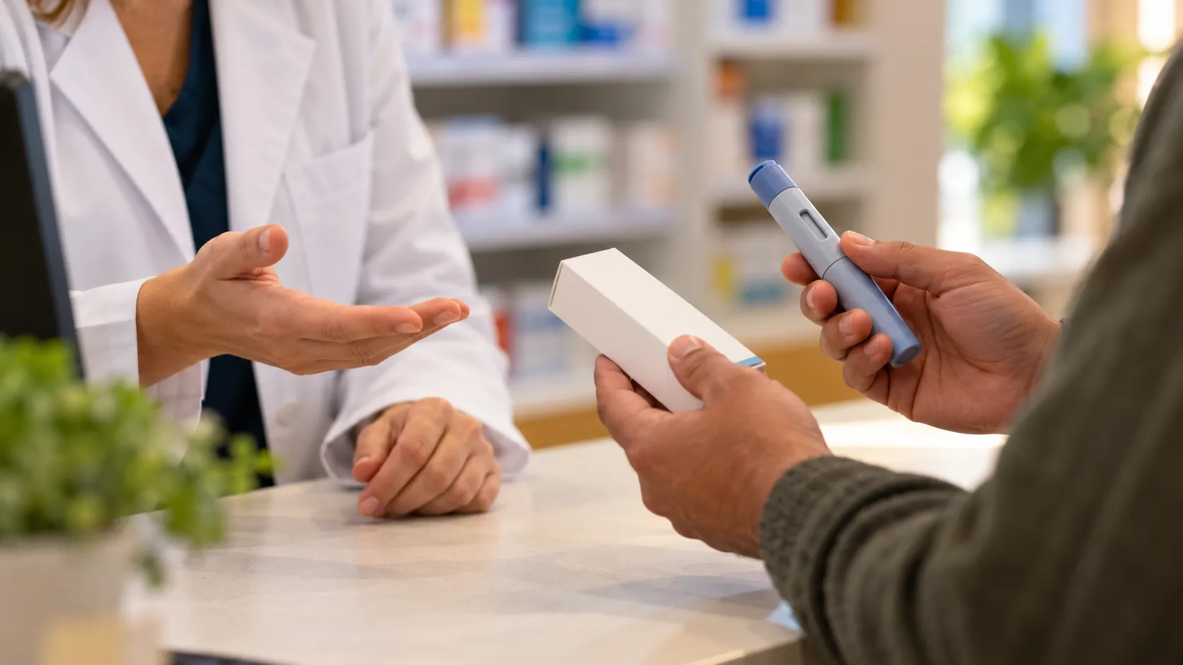 Échange au comptoir autour d’un stylo injectable et de sa boîte.