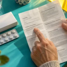 E171 dans vos médicaments : la bonne notice se vérifie boîte en main, sans choisir seul une autre dose